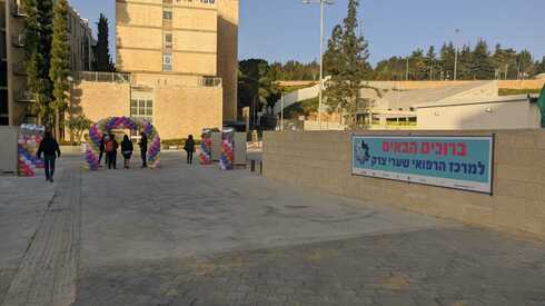 ×ž××•×ª ×ž×§×•×ž×•×ª ×—× ×™×