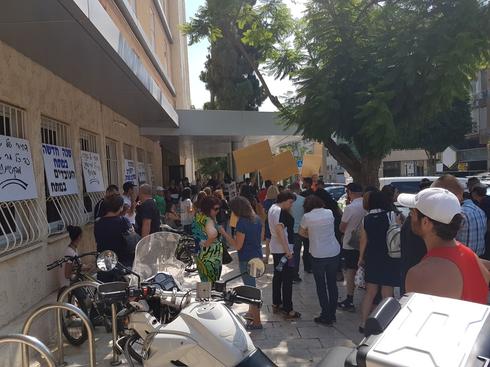 עובדי מתחם הקניות בירקונים הפגינו נגד סגירתו מאות עובדים יפוטרו