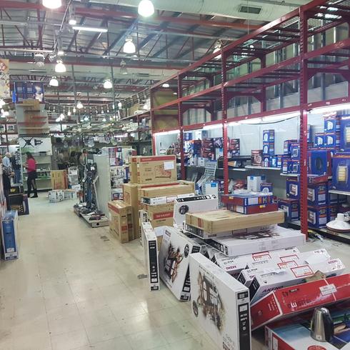 המונים התנפלו על חנות אייס בירקונים לקראת סגירתה תורים של שעות