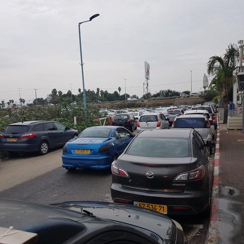 צפו אלפים נהרו לחנות H O בירקונים לקראת הסגירה וחנו בשלוליות ענק