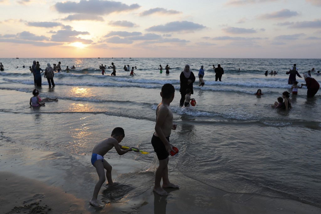 Niños jugando en la playa de Tel Aviv