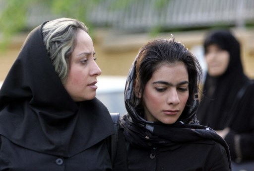 Las autoridades religiosas iraníes buscan forzar a las mujeres a vestir el hijab.