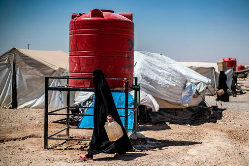 Mujer del ISIS en el campo de refugiados