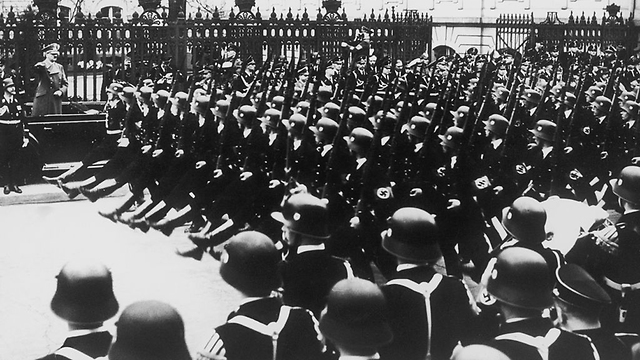 Una marcha de las SS en la Alemania Nazi. 