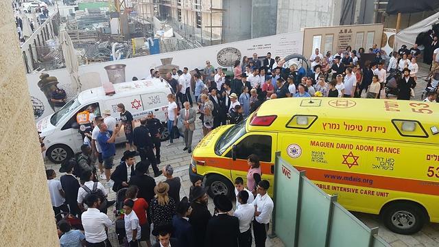 La ambulancia trasladando a los heridos