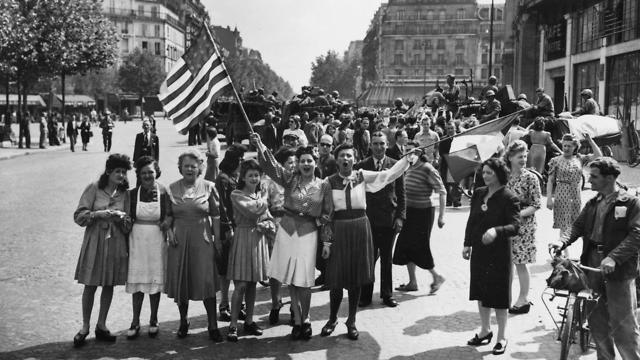 Civiles franceses saludan a las tropas de Francia y Estados Unidos que liberaron la ciudad de París