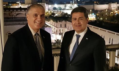 Embajador Mattanya Cohen junto a Juan Orlando Hernández en su reciente visita a Jerusalem 