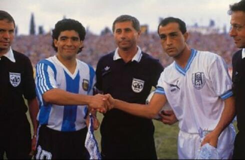Maradona durante uno de los amistosos jugados contra Israel. 