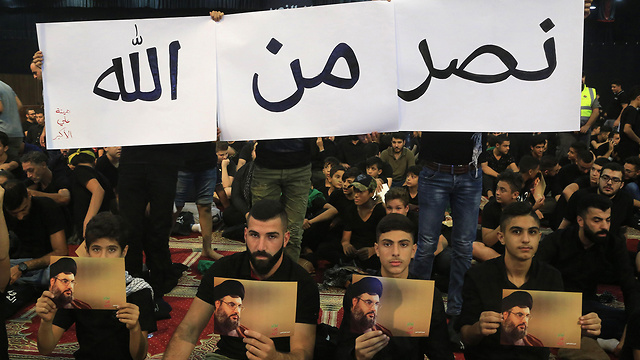 Seguidores de Hezbolla miran el discurso televisado de Hassan Nasrallah en Beirut