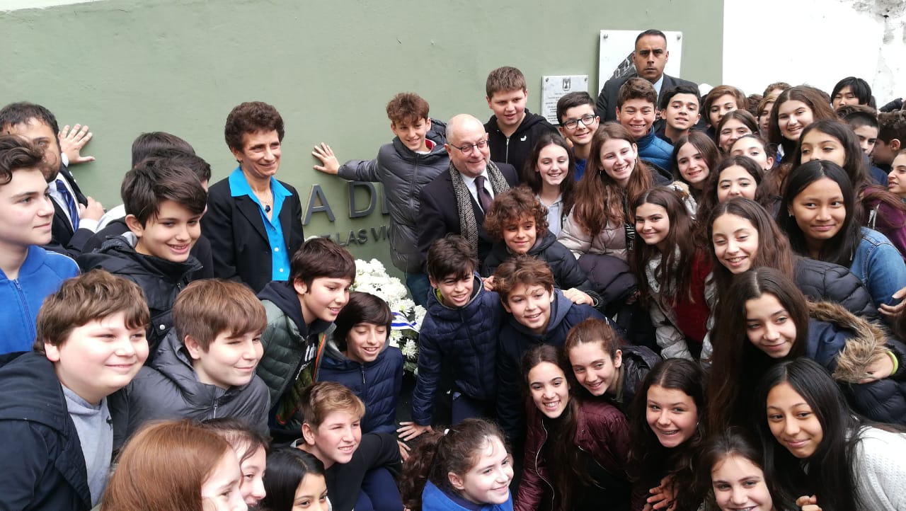 La embajadora Galit Ronen, el ministro Jorge Faurie y alumnos de instituciones pertenecientes a la red escolar judía (Ynet Español) Acto Ronen