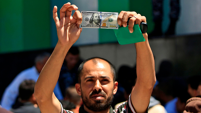 Palestino enseña el dinero brindado por Qatar