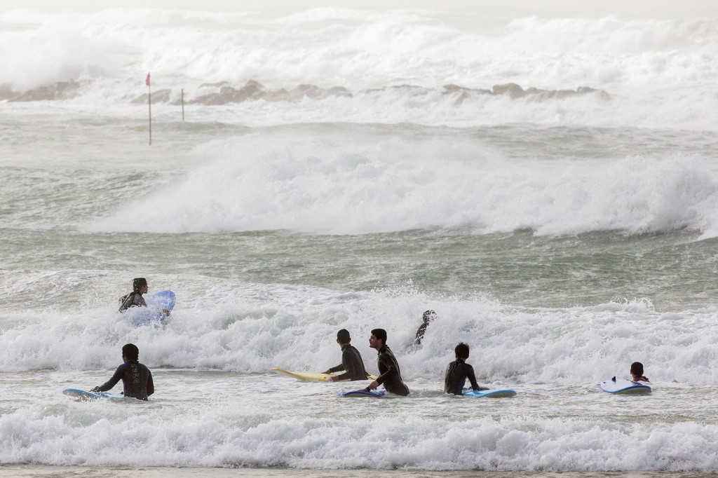 Los jóvenes que realizan surf en las playas de Tel Aviv son unos de los principales usuarios del sababus