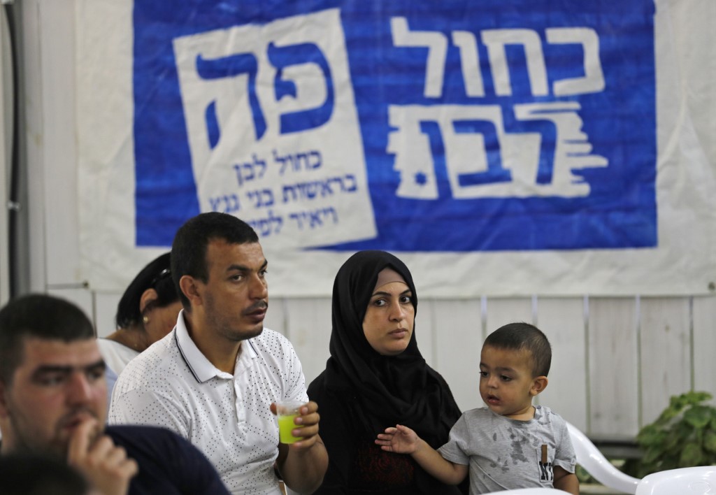 Partidarios árabes del partido de oposición Kajol Laban, asisten a una reunión de campaña electoral en la ciudad de Shefa-'Amr en el norte de Israel