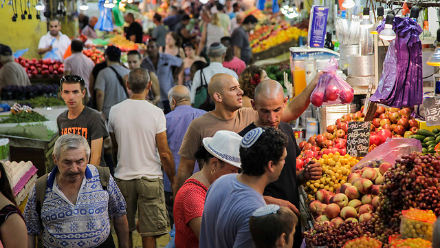 Un mercado lleno de gente en Haifa. 