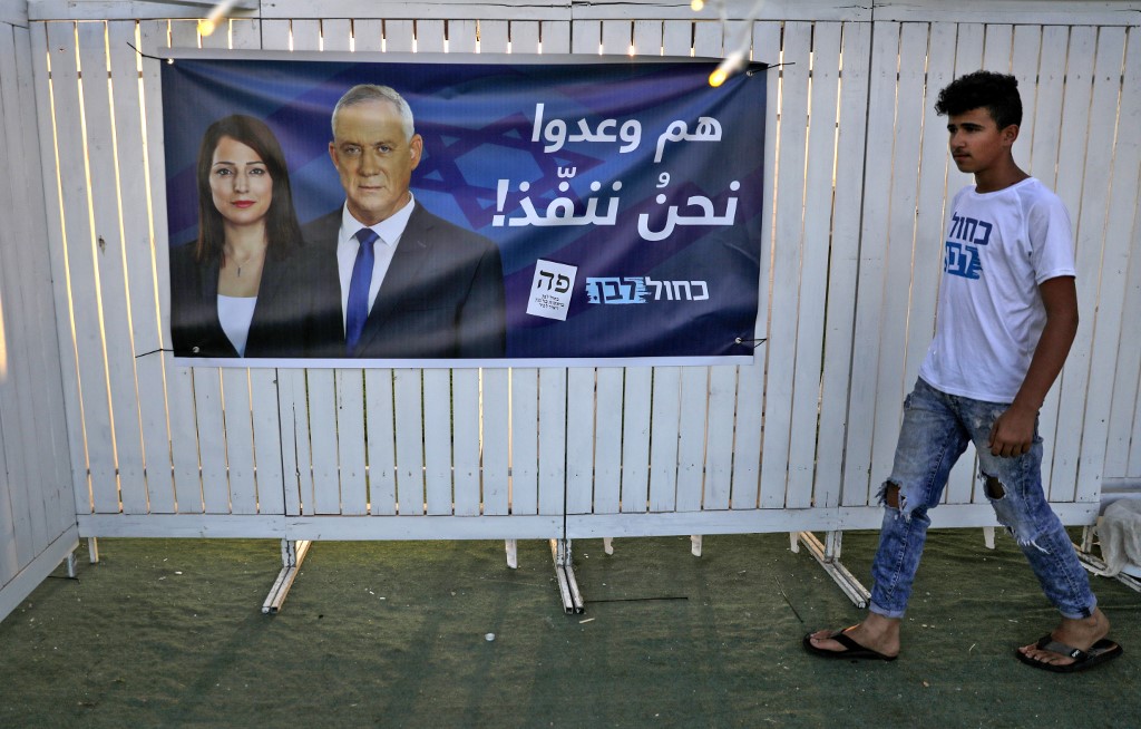 Partidarios árabes del partido de oposición Kajol Laban, asisten a una reunión de campaña electoral en la ciudad Shefa-'Amr en el norte de Israel