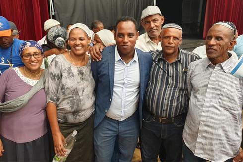 Gadi Yevarkan junto a integrantes de la comunidad etíope de Israel