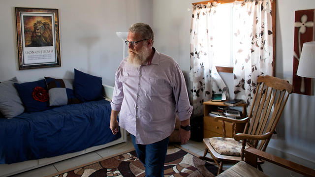 Tommy Waller, fundador del grupo cristiano con sede en Estados Unidos HaYovel, entra a los alojamientos de su familia en las afueras del asentamiento de Har Bracha en Cisjordania