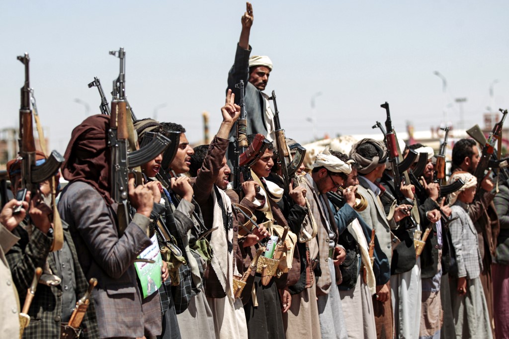 Yemeníes sosienten su armas. 