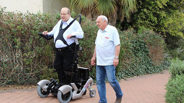 "Permite conversar a la altura de los ojos", destacó el doctor Goffer, usuario y desarrollador de la silla (Ynet) Silla Ruedas