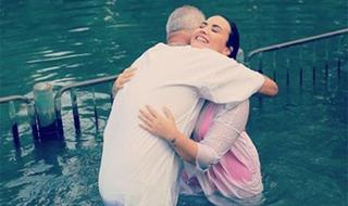 Demi Lovato en el río Jordán