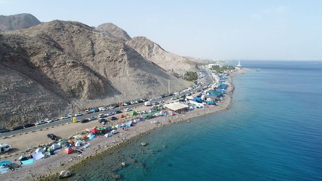 La costa de Eilat antes de la limpieza 
