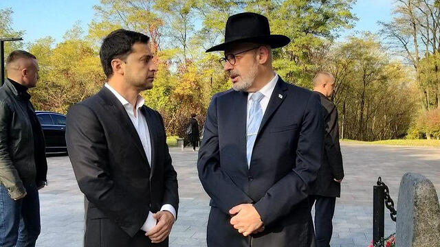 El embajador Joel Lion y el presidente de Ucrania, Volodímir Zelenski, recordaron a las víctimas de Babi Yar