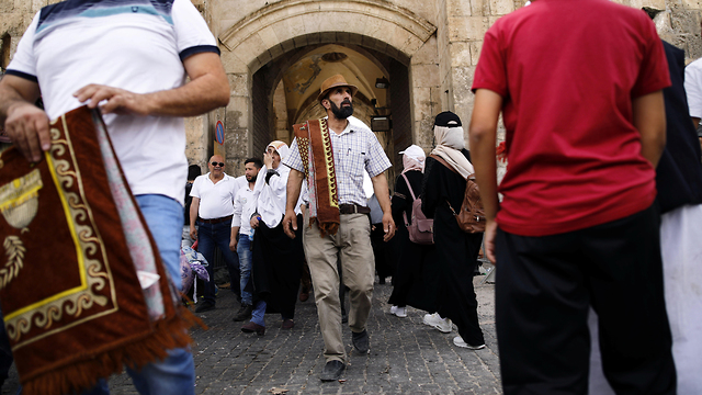 Musulmanes saliendo por la Puerta de los Leones