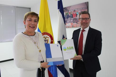 La presidente de la ADR, Claudia Ortiz, junto al embajador de Israel en Colombia, Christian Cantor 