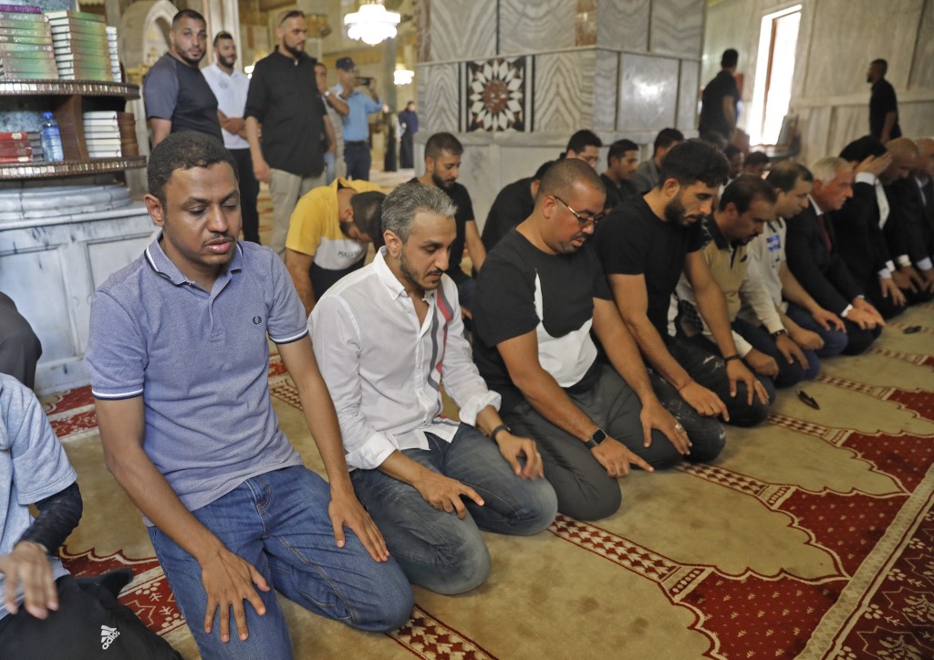 La selección saudita orando en la mezquita. 
