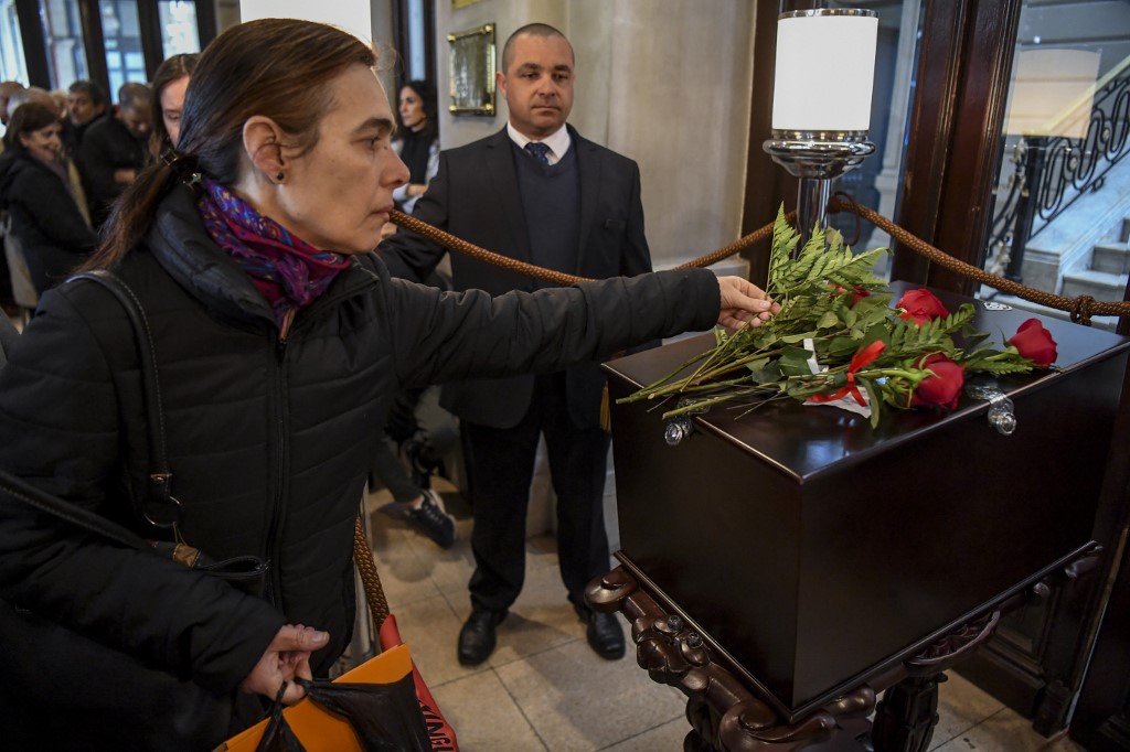 Tras el velatorio público, los restos de Bleier fueron sepultados en una ceremonia privada 