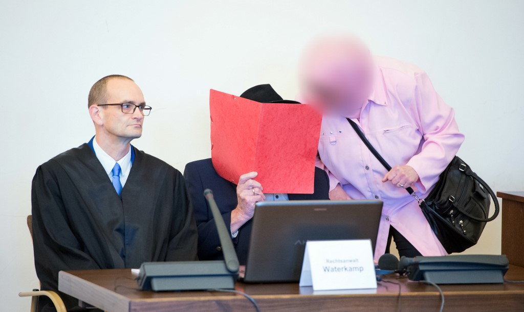 Bruno Dey se cubre el rostro durante el juicio