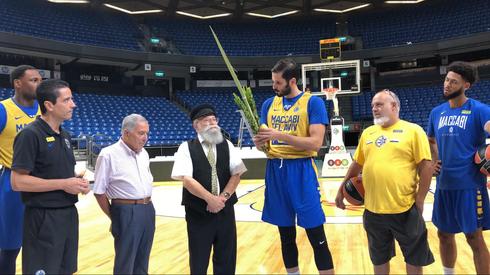 Ritual de Sucot en el entrenamiento de Maccabi Tel Aviv 