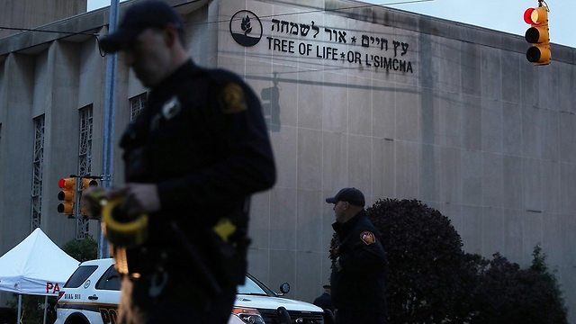 Policías frente a la sinagoga de Pittsburgh