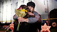 Mujeres se abrazan frente a la sinagoga de Pittsburgh 