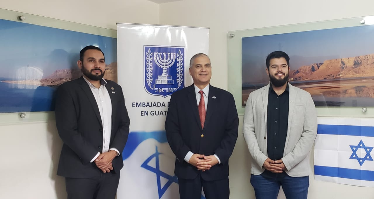 El embajador de Israel, Mattanya Cohen, junto al Dr. Carlos Dionicio López y al Lic. Allan Monterroso, quienes podrán estudiar en Jerusalem y Haifa durante un año. 