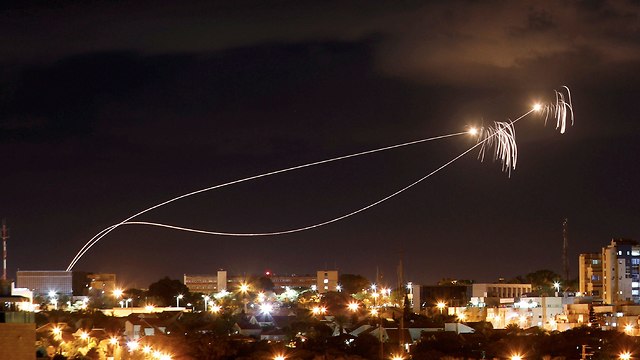 La cúpula de hierro israelí interceptando misiles provenientes de Gaza