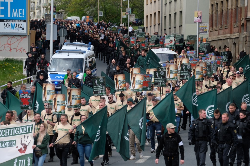 El partido neonazi alemán El Tercer Camino, marchando por Plauen. 