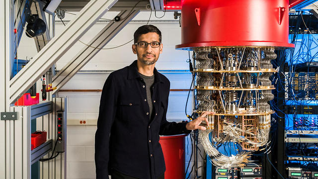 El CEO de Google, Sundar Pichai, con la computadora cuántica