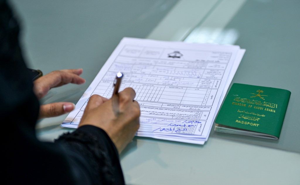 Mujer saudita completando un formulario