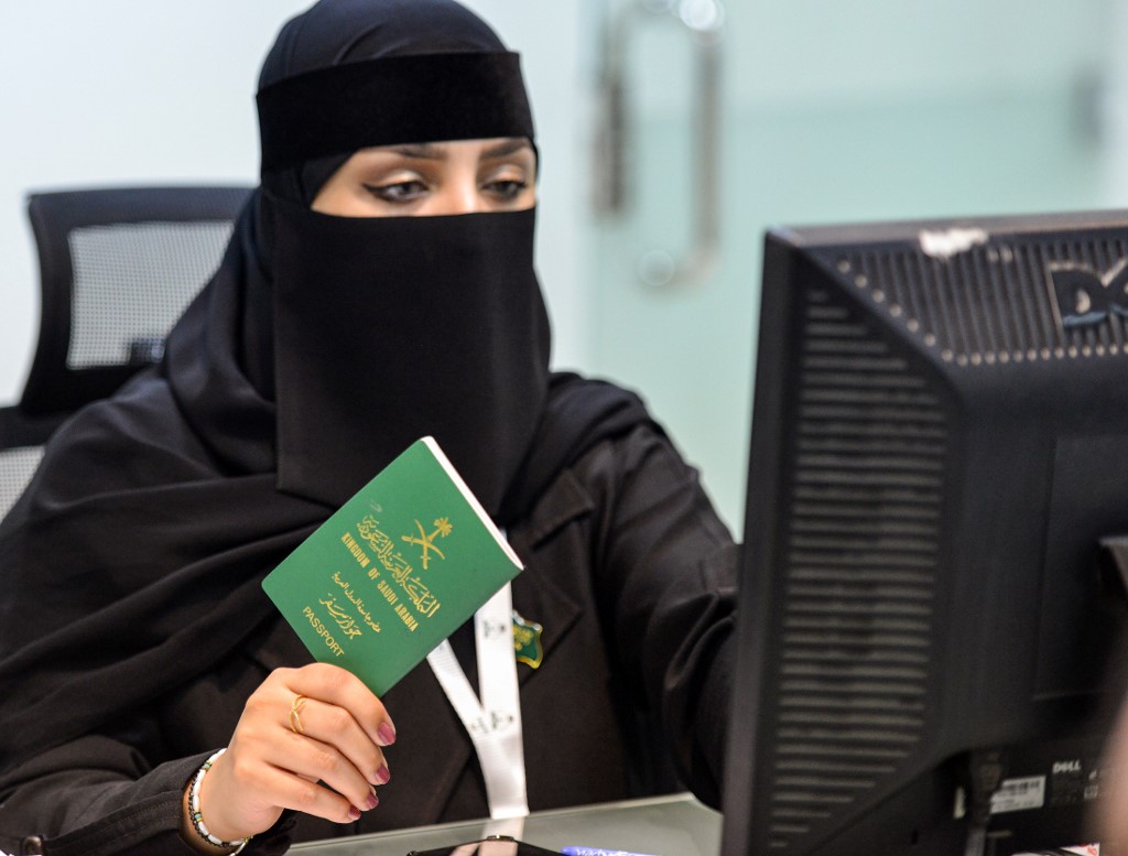 Mujer saudita completando un formulario