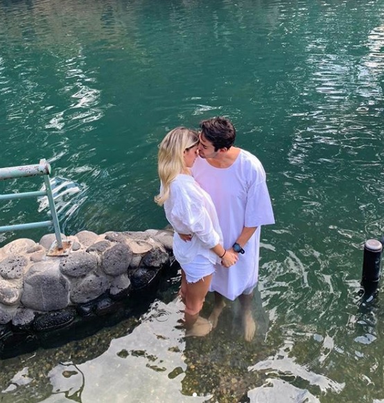 Kaká y su esposa realizaron un bautismo en el río Jordan. Según el Evangelio de Marcos, fue el río donde fue bautizado Jesucristo.