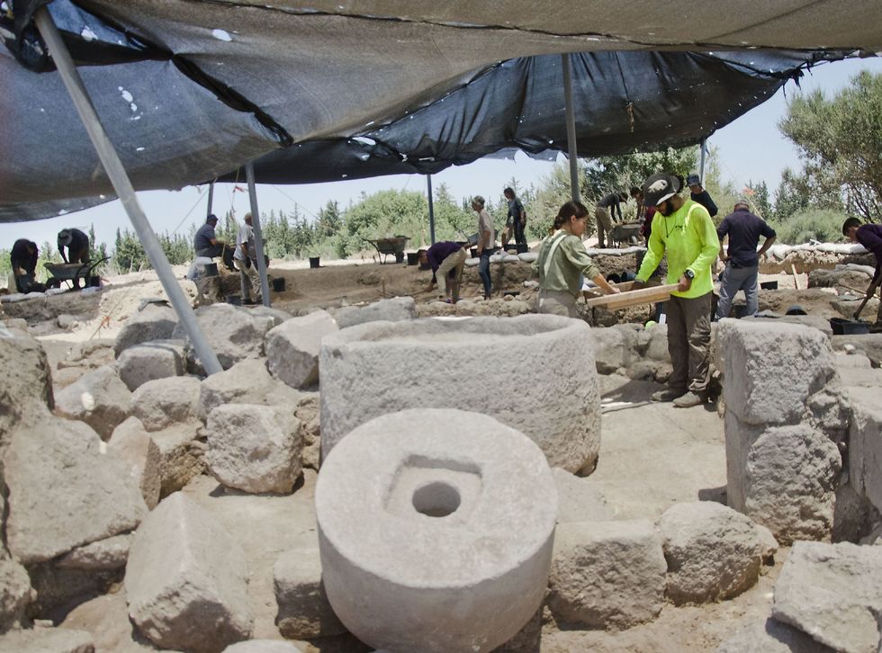 Algunos de los 15.000 alumnos que participaron en las excavaciones arqueológicas en Usha durante el año pasado