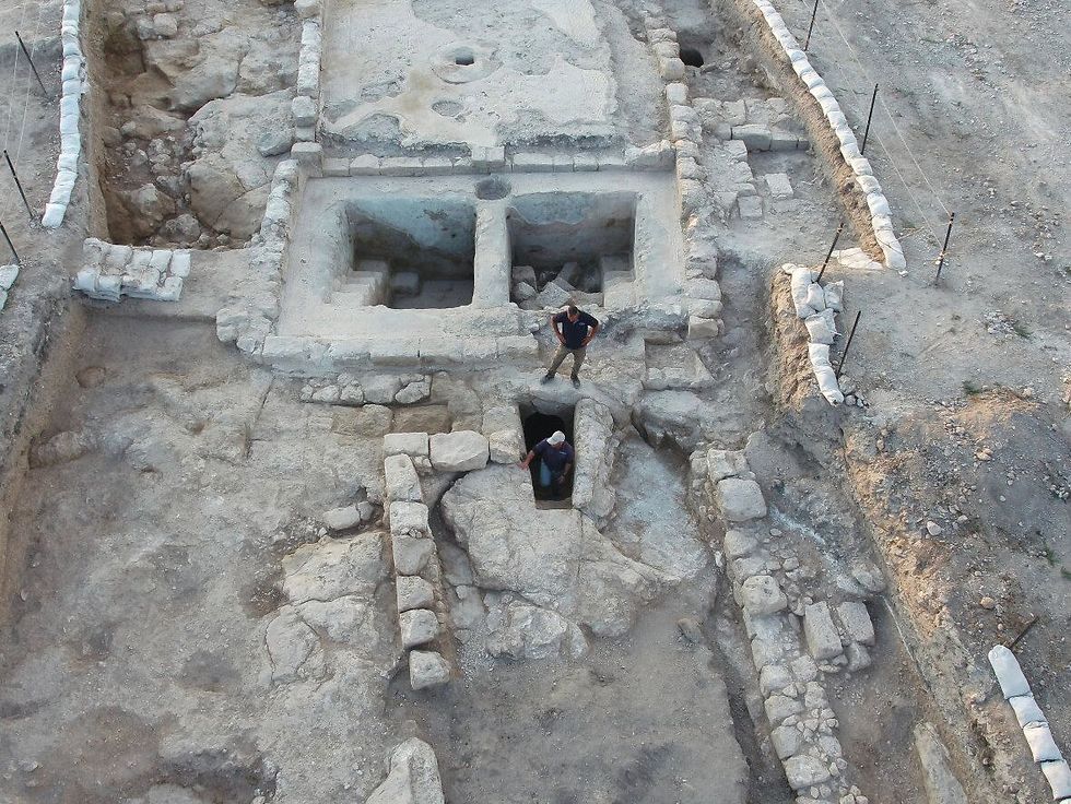 Vista aérea de las prensas de vino y el baño ritual adyacente en la antigua Usha