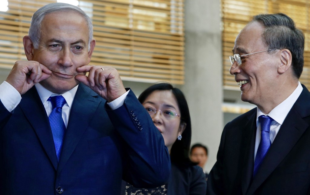 Netanyahu junto al vicepresidente chino. Israel vigilará inversiones extranjeras por temor a espionaje 