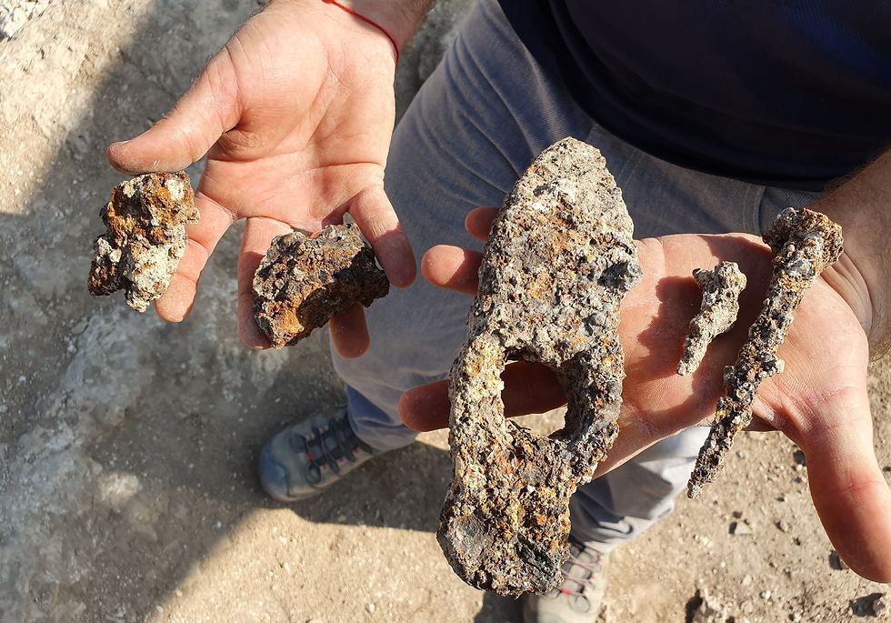 El martillo de hierro y clavos de 1.400 años que se encontraron en Usha 