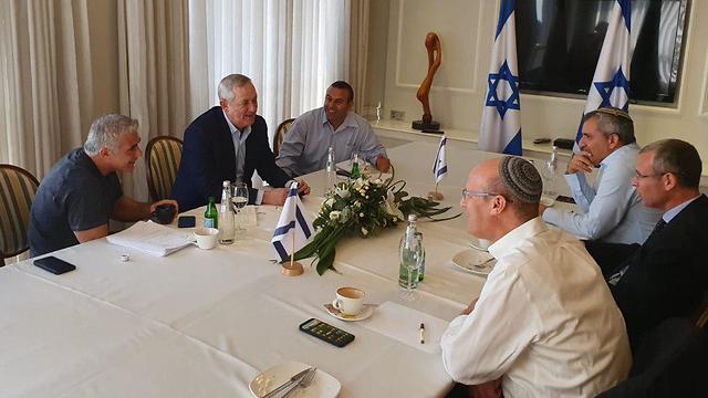 Gantz y Lapid en la reunión con los negociadores de Likud 