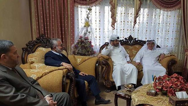Encuentro entre líderes de Hamás y el emisario Catarí. 