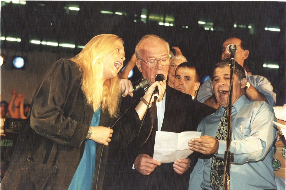 Rabin durante el acto por la paz en 1995, minutos antes de recibir el disparo mortal. 