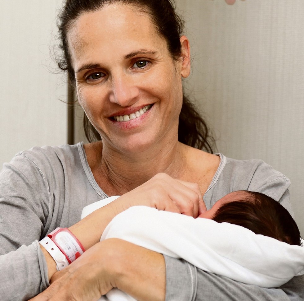 Roni Ofek junto a su beba. 