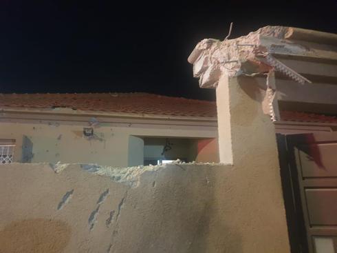 Así quedó el frente de la casa de Sderot que recibió el impacto de un misil 